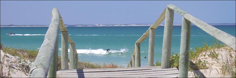 Langezandt walkway and surfers